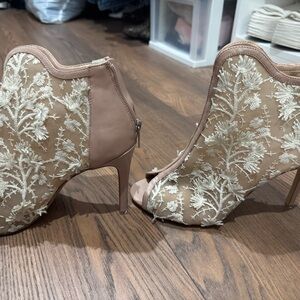 Charles David Embroidered Peep Toe Bootie Camilla Pumps Shoes Beige Cream 10